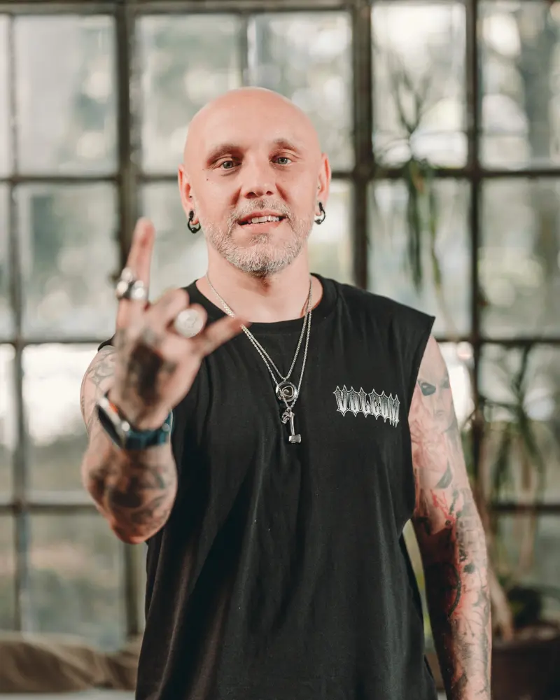 Cristi Dumitrescu, toboșarul NoStress Band, făcând semnul rock cu mâna