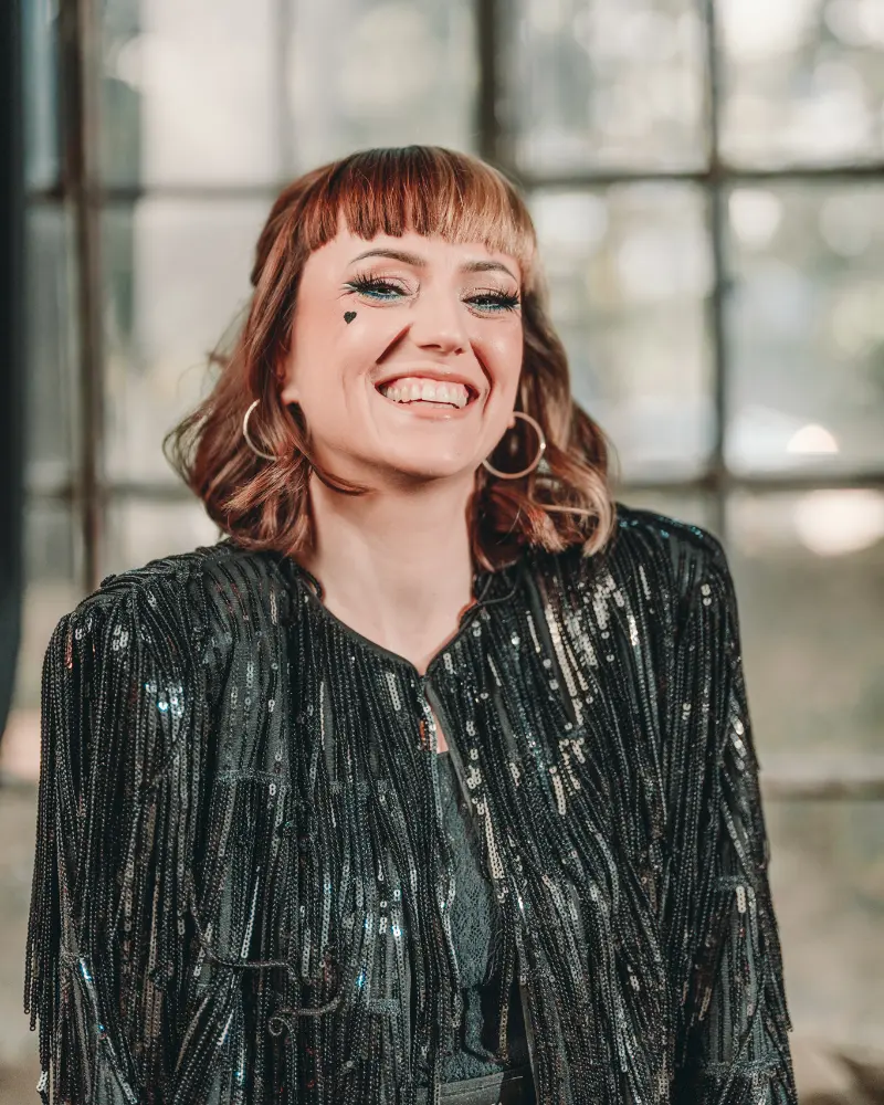 Ellie Heart, solista NoStress Band, râzând