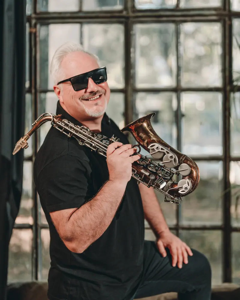 Robert Smooth Sax, cu saxofonul pe umăr