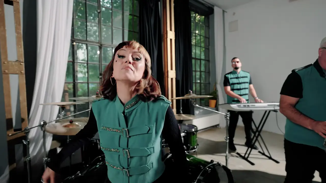 NoStress Band cântând live într-un atelier cu ferestre mari: Ellie Heart la voce, în vestă turcoaz